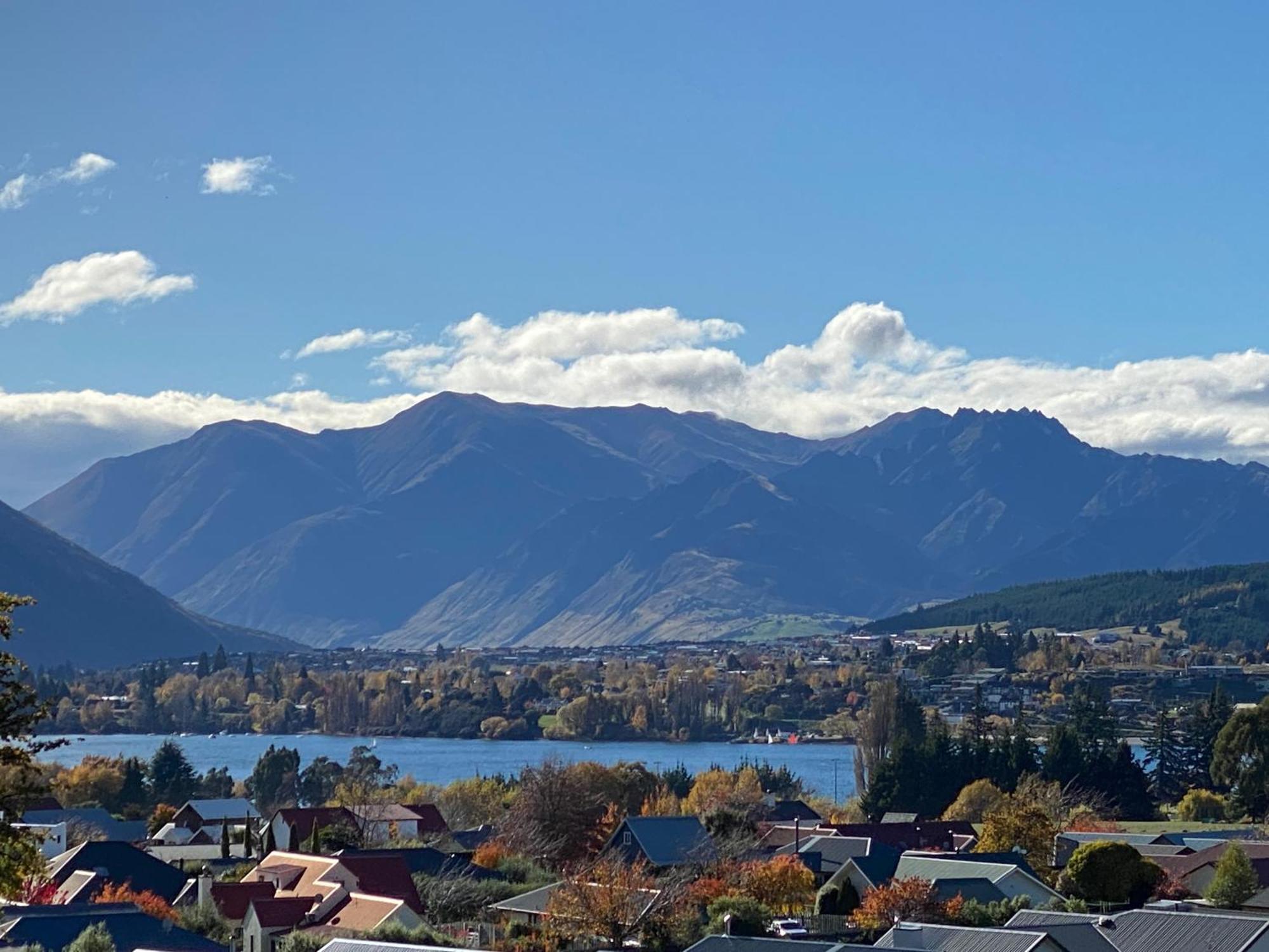 Lake Views - New Apartment With Room To Relax Ванака Экстерьер фото